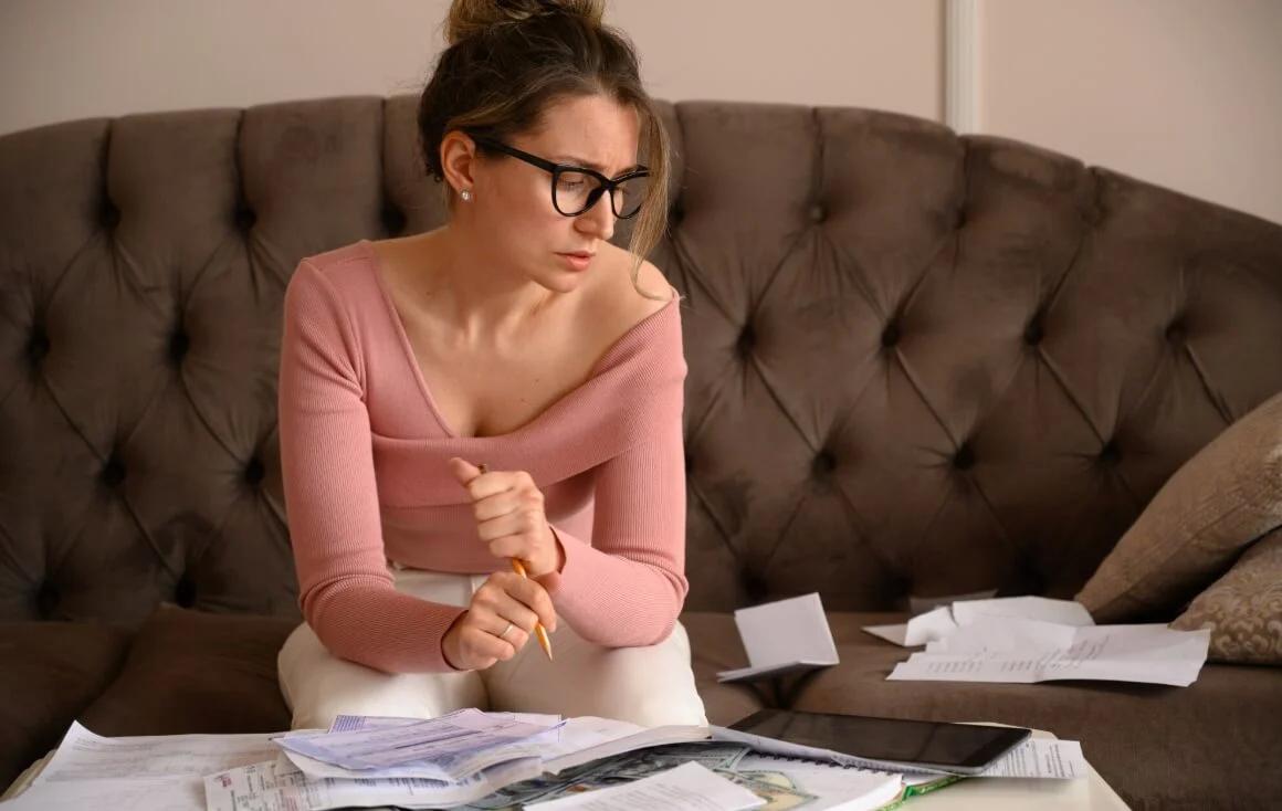 женщина пытается решить финансовые проблемы